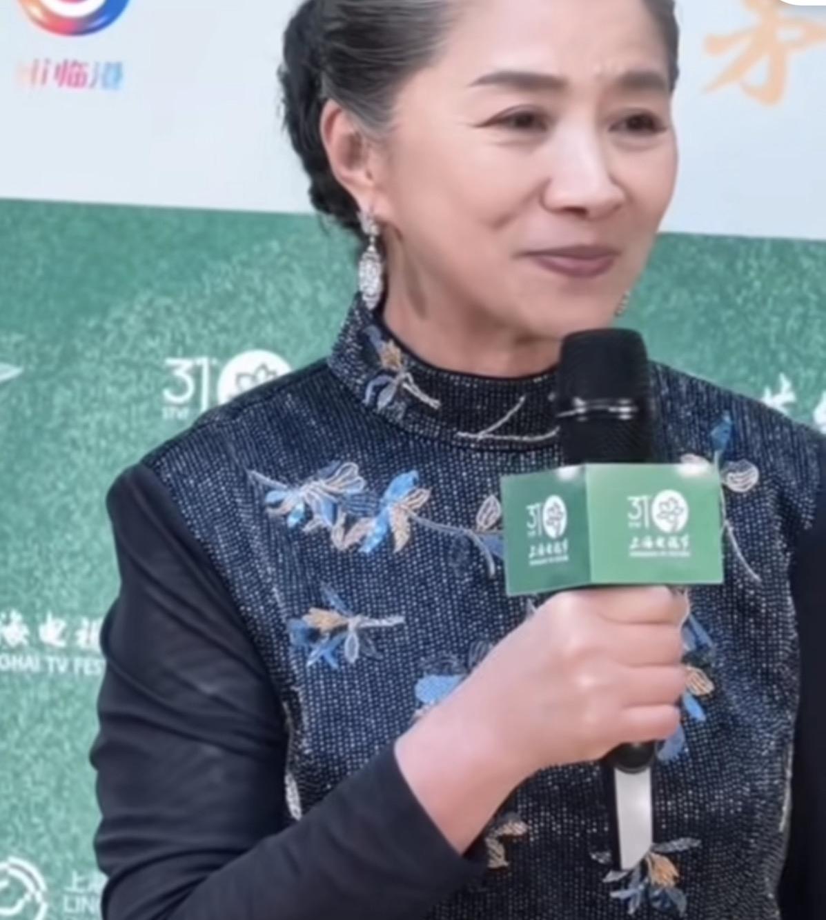 倪萍：看见没？迟蓬：看见了。没丢人吧？倪萍：丢啥人啊！太争气了。康辉刚才
