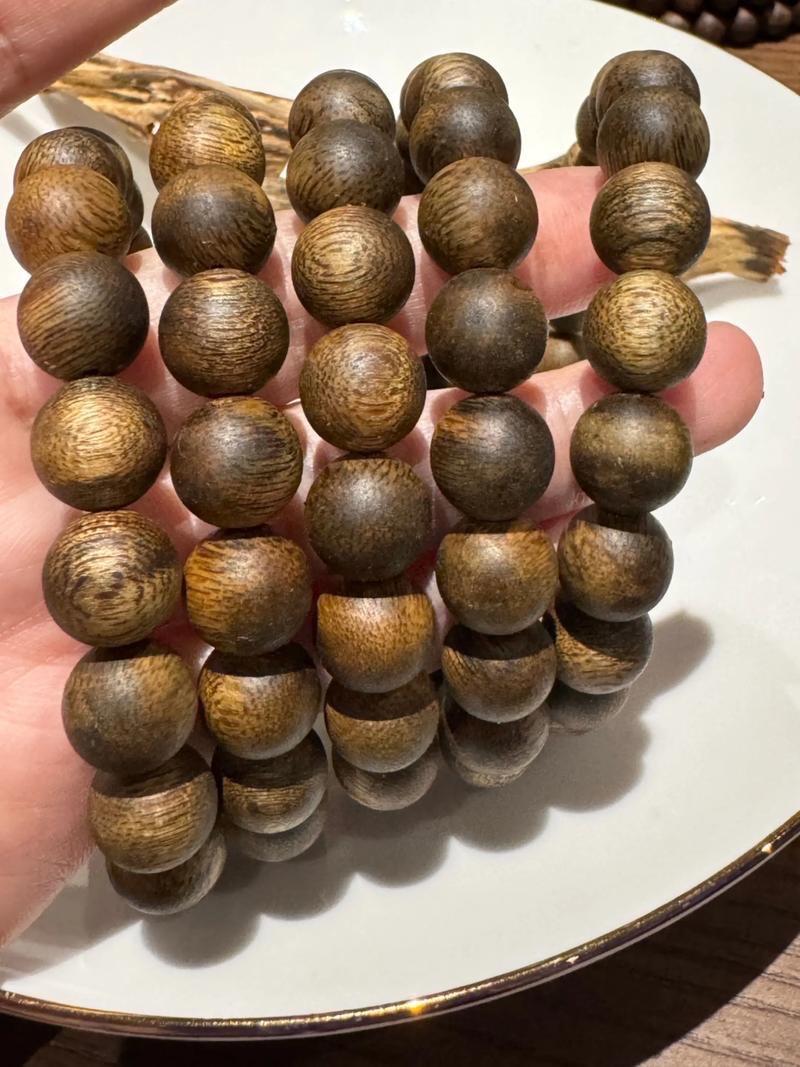 海南沉香曾是“一片万钱”的宫廷贡品，如今已完成颠覆性大变局：全岛延伸出熏香、文创
