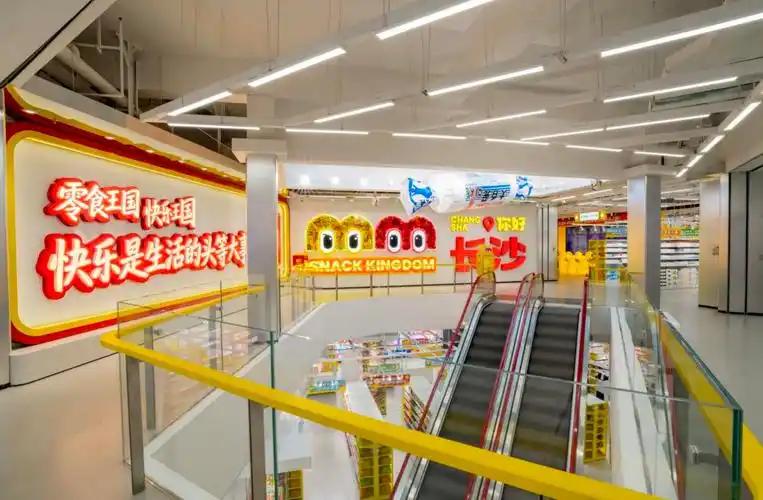 2026年，鸣鸣很忙门店破两万家，营收近400亿即将赴港敲钟，总部赚麻了。可我表