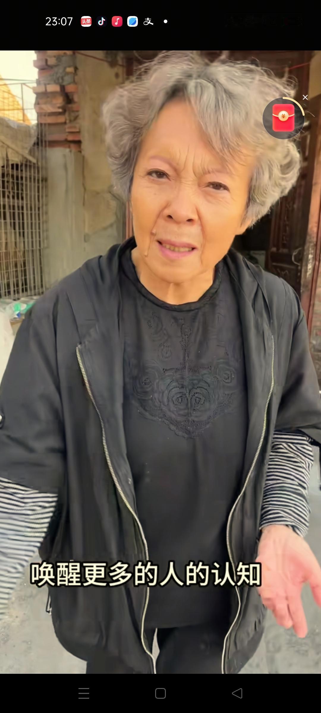 照顾了几百只狗狗的董奶奶因车祸不幸离世，享年71岁，据说他是在去往医院看望生