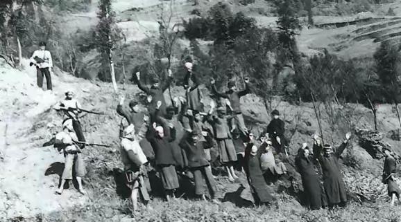 1960年，6名装备精良的特务空降安徽,女民兵刘承英打饭时意外发现可疑木箱，3天