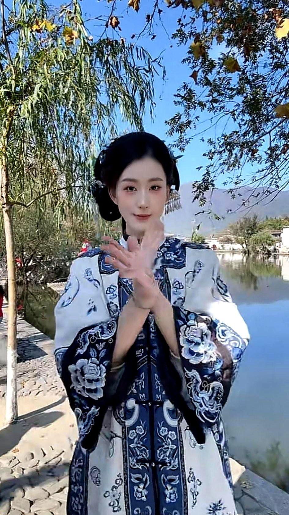 女排这对姐妹花，以后可能看不到了。王媛媛已经到土耳其了，准备打比赛。加盟的是