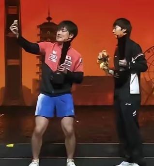 曼昱最大的缺点:好不容易一路过关斩将，夺得单打冠军后，与单打男冠军合影环节，一脸