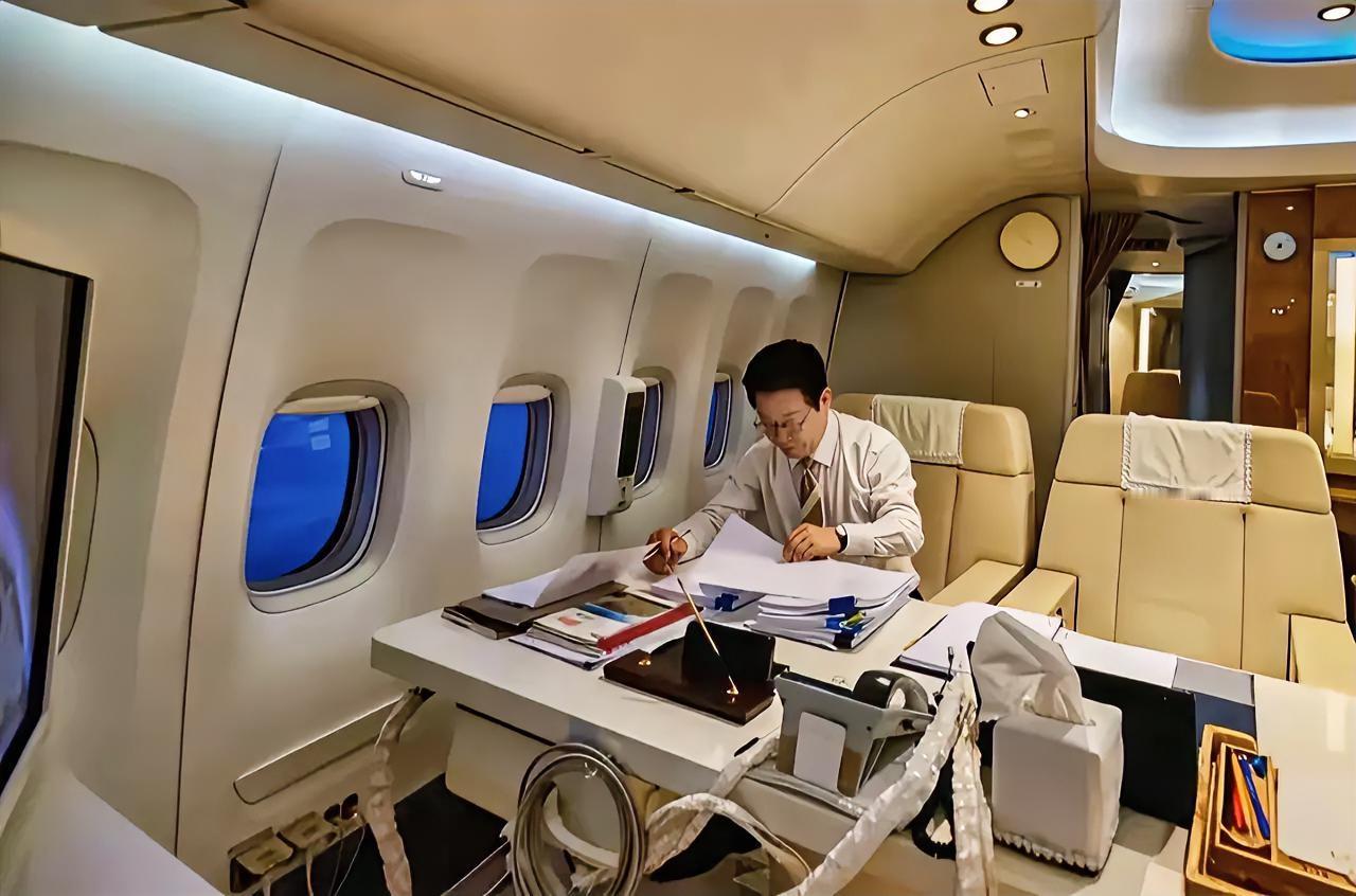 说实话，看到李在明在飞机上工作的场景，其实也挺不容易。在我们这些普通民众看来