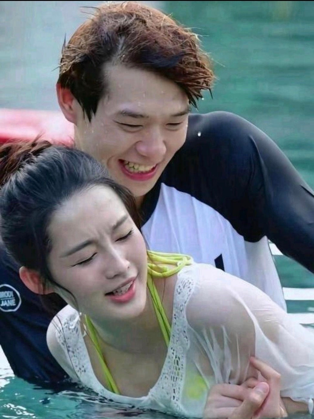 李沁恐怕是内地娱乐圈里被占便宜最多的女明星了。跟男演员李某峰拍戏时，李沁因为剧情