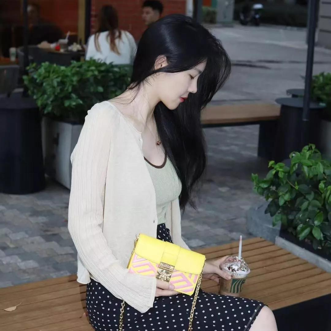 都市女孩的优雅午后，享受着阳光和美食。精致女生下午茶生活阳光美女女孩下午茶