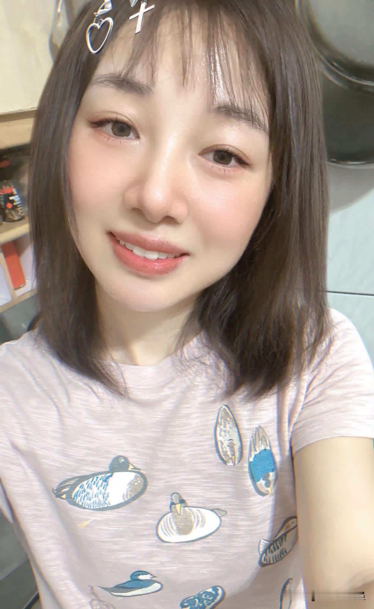 在台陆配网红楊林昨天（16日）在脸书发文称，经过网友不断提醒，让她注意到，少讲一