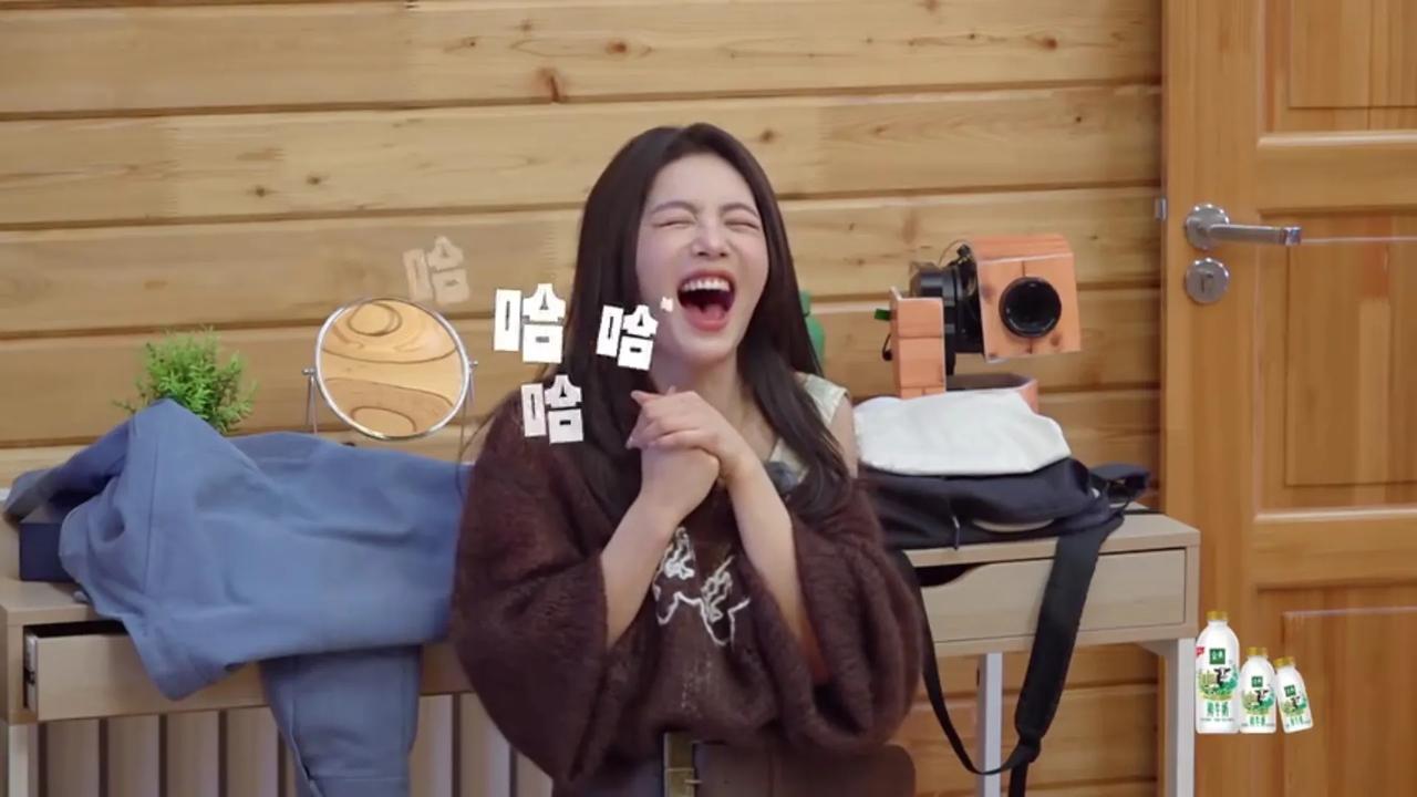 蔡文静对徐志胜进行二十分钟的“夸夸服务”这段被笑疯了。蔡文静为了赚取桃花币，