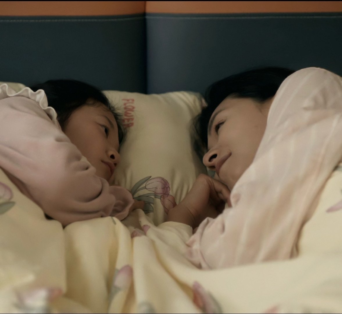 #万茜#妈咪等我小了你能这样抱我吗[哭哭][哭哭]​