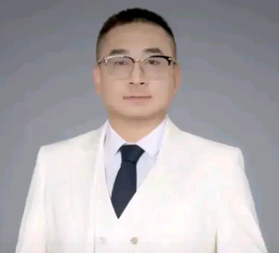 云昊大宝今天打扮的非常的帅气！今天发现，云昊的抖音头像换了，配了一个正装，