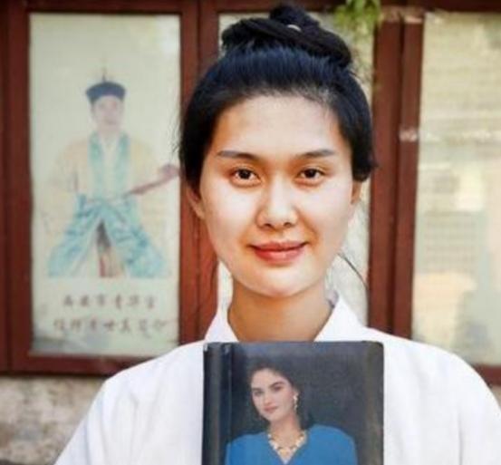 2009年盛夏，哈尔滨19岁女孩刘景花刚考上大学，趁着暑假去松峰山散心。在那