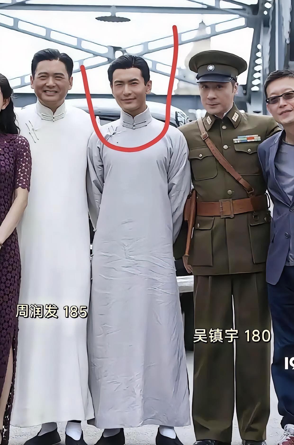 这样对比黄晓明应该确实差不多接近180黄晓明长得也是挺好的挺帅的大家说是吗？