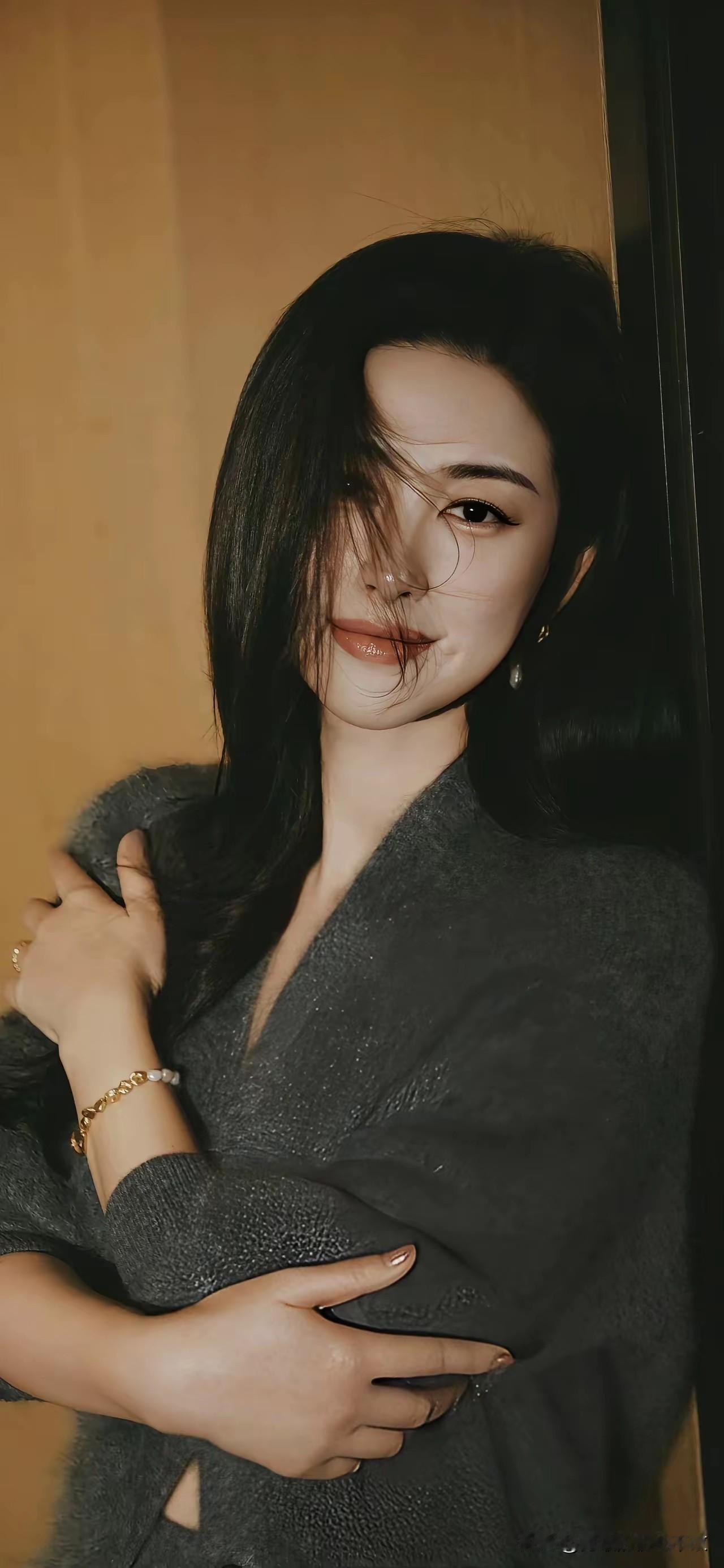 优雅气质，温柔微笑，时尚穿搭少女风写真照初秋治愈感写真你认为成熟稳重的人有很