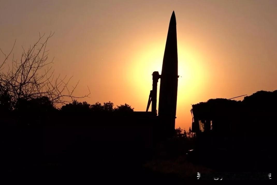 俄媒1月18日报道：俄军导弹部队使用“伊斯坎德-M”战术导弹系统，对