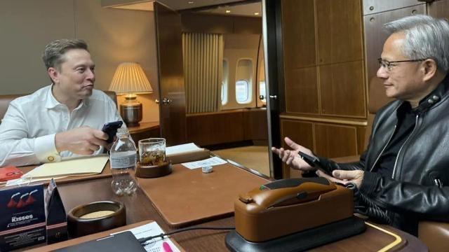 马斯克与黄仁勋在“空军一号”聊天照片曝光，令广大网友羡慕不已一张拍摄于美国总统