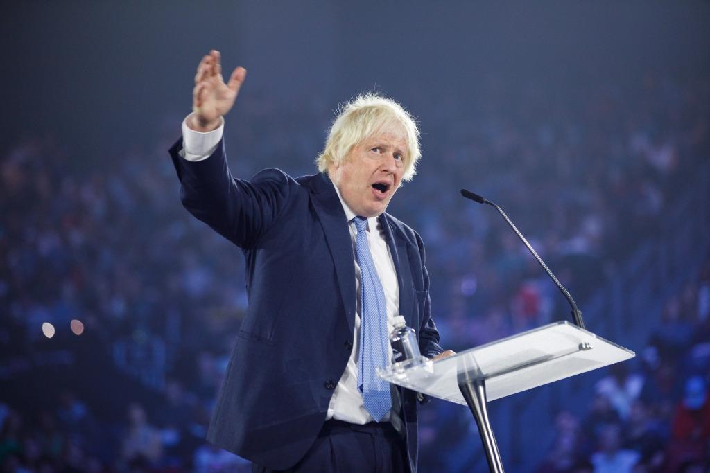 特朗普刚跟普京谈好柴油生意，英国前首相约翰逊：俄船敢走英吉利海峡，英国海军就得