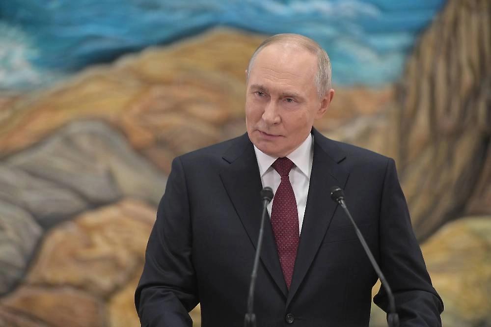 英国版《每日快报》：“毫不妥协的最后通牒”：西方对普京在比什凯克演讲的反应西方