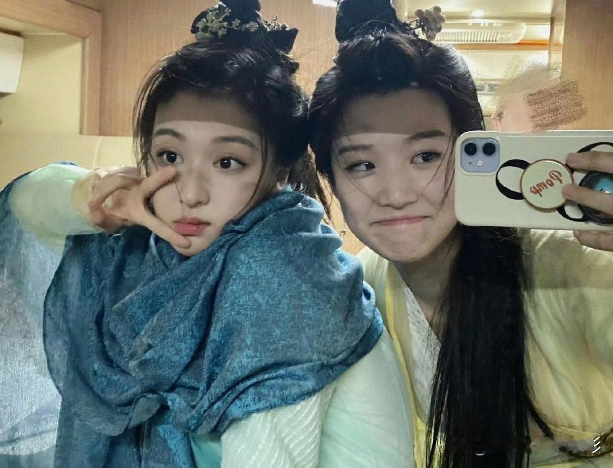 王楚然和卢昱晓这张早期合照真的太绝了！两人都是标准的浓颜系美女，五官深邃立体，同