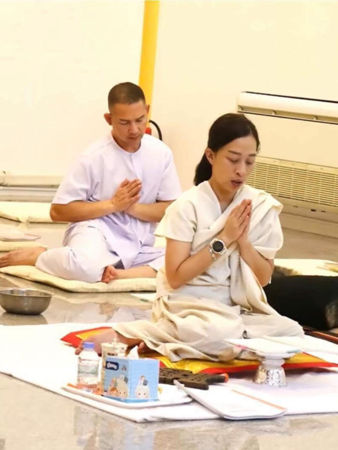 帕公主伴侣不离不弃，昏迷期间全程照顾泰国皇家公报宣布，帕里塔·布纳少将（人称"