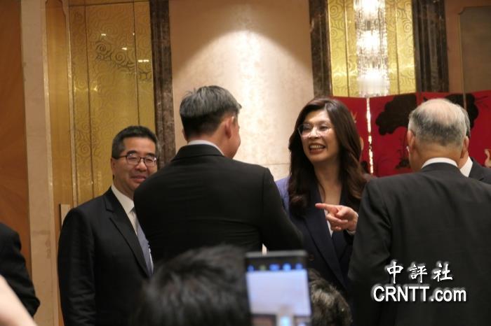 郑丽文记者会后步下讲台和连胜武互动，郑丽文称，午宴上大家都很好奇一件事，看到你我