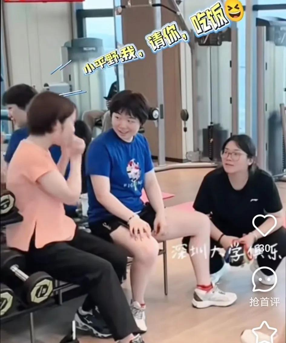 平野对蒯曼说：我，请你，吃饭。看来平野跟蒯曼相处很愉快，在厦门打乒超，蒯曼每天