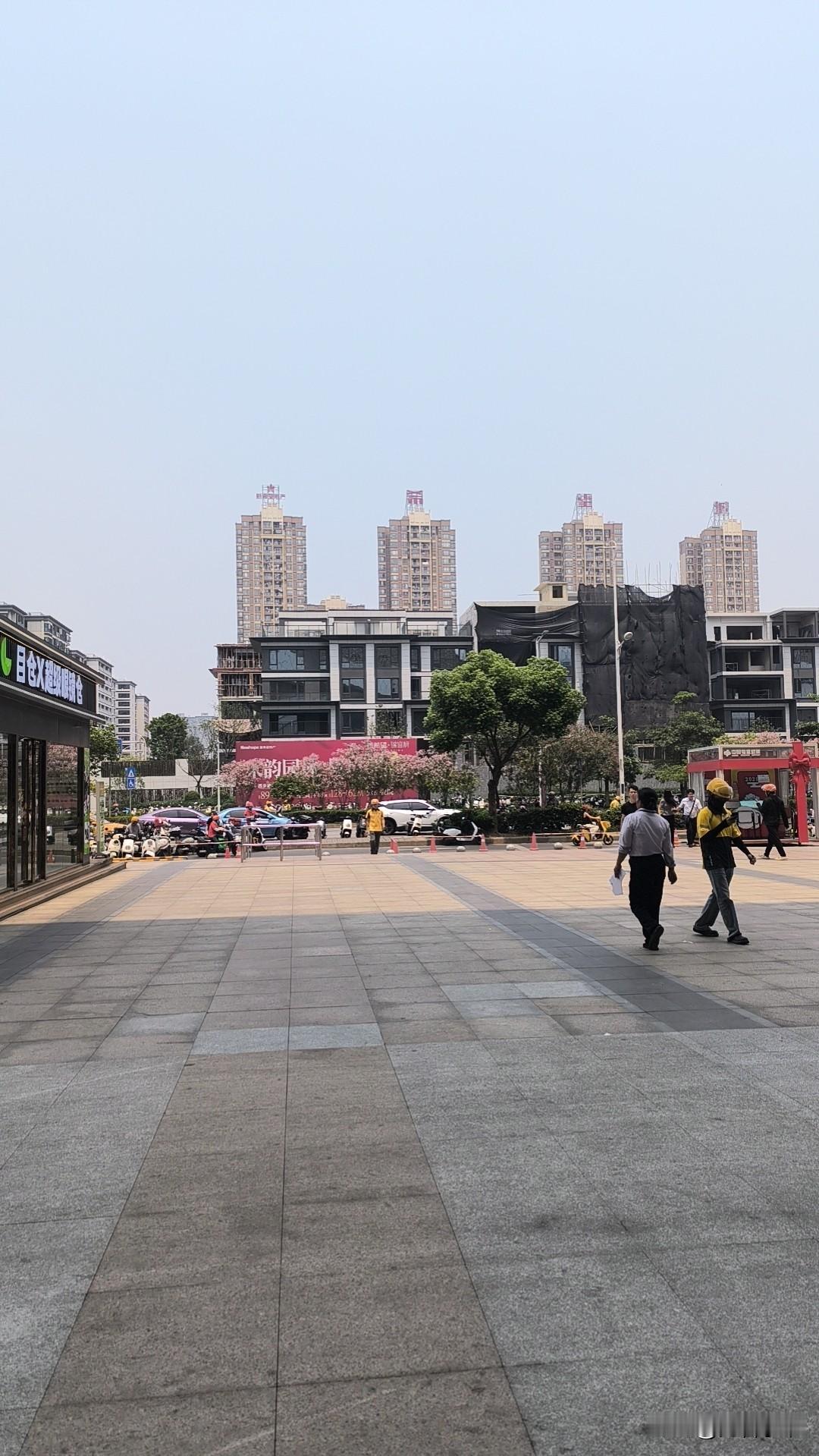 到广西旅游的游客是不是觉得这几天广西的天气特别的热呢？气温高达35度以上了，走在