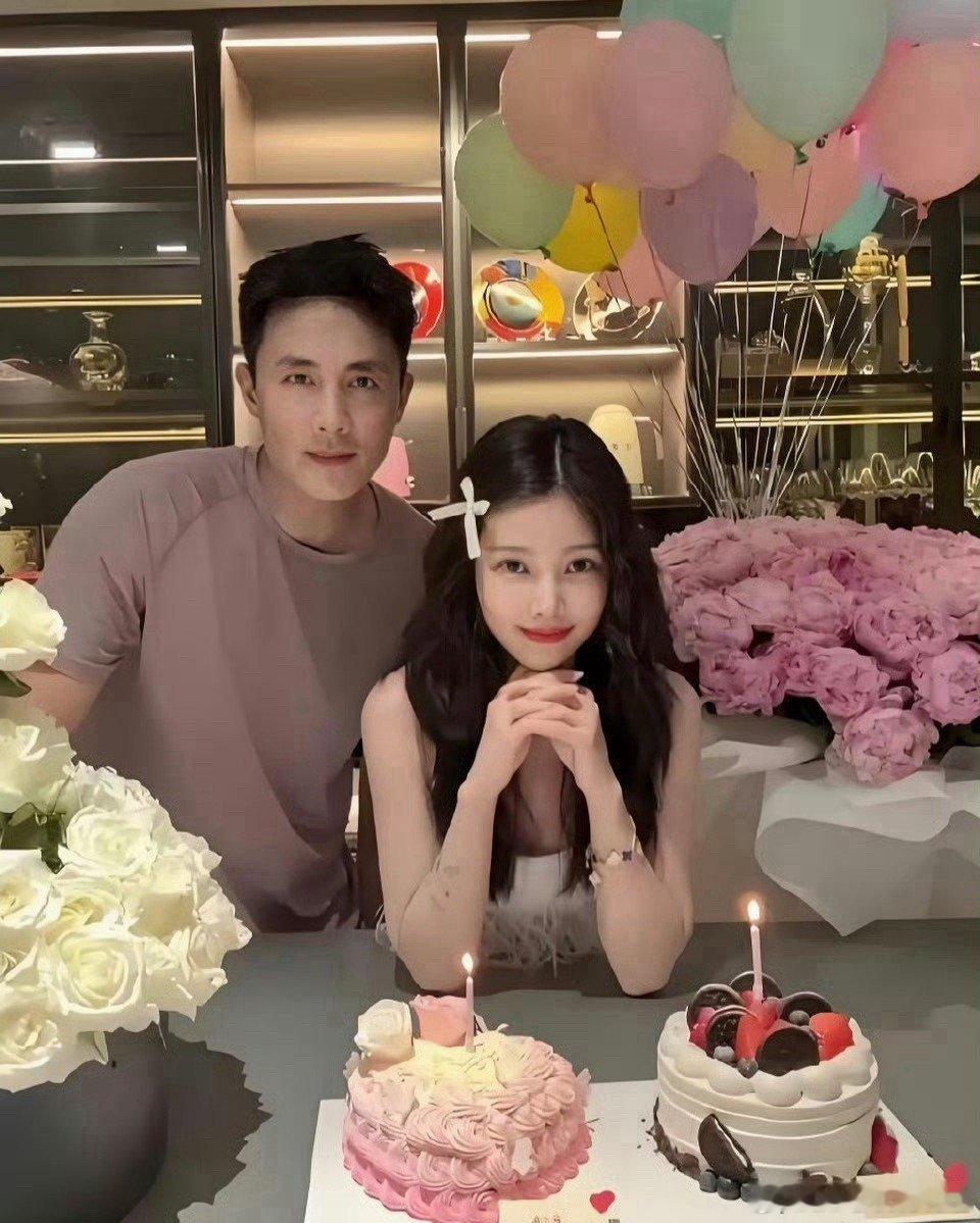 杜淳这是把妻子当女儿养了吧，她这状态哪像快40岁的人啊，分明还是十五六岁的小姑娘