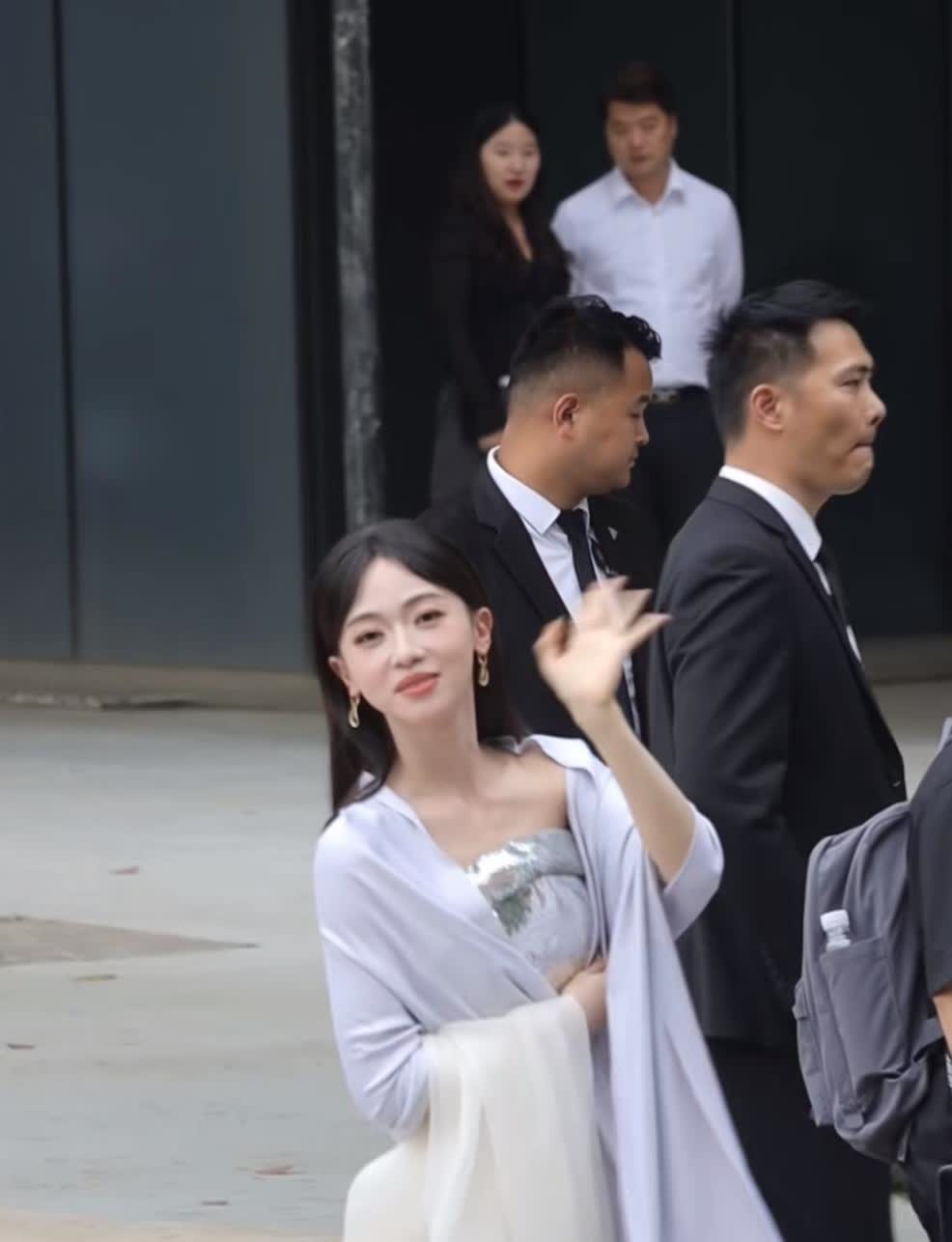 感觉于正真的是宠她，他旗下别的女明星哪有这么好的待遇她确实变得越来越好看