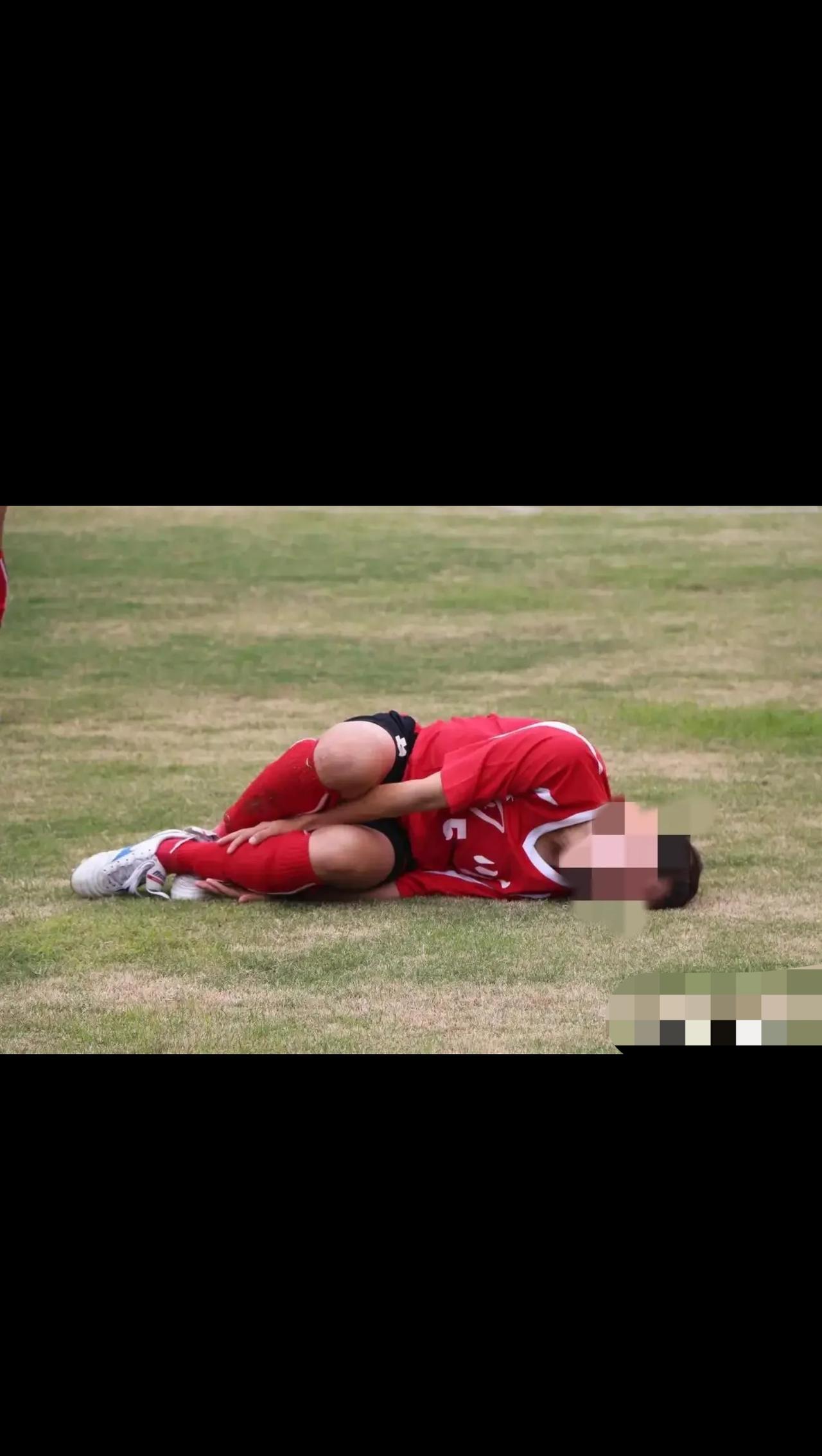 “糟心”17岁高三男生午休在校园踢足球，他铲球时和15岁同学碰撞，倒地受伤，送医