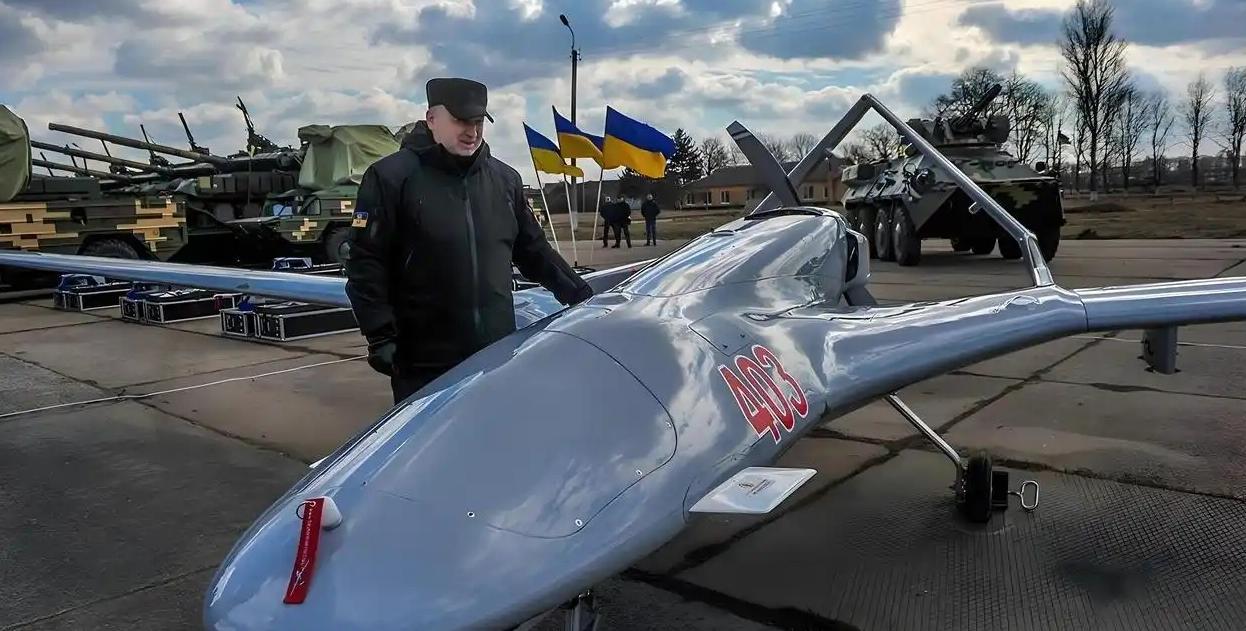 遍地中国无人机残骸？别急下结论，真相在定位战术与成本战场上一抬头，碎片一地，