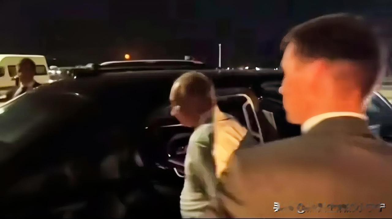 普京有两个习惯，第一个大家都知道，而第二个却鲜有人知道。第一个普京在走