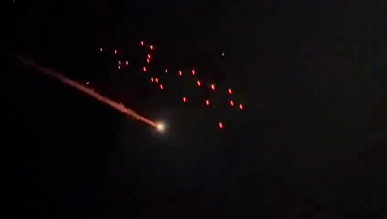 战争进入第三天，伊朗持续猛烈反击并发射集束弹，大量伊朗导弹成功突防！3月2日