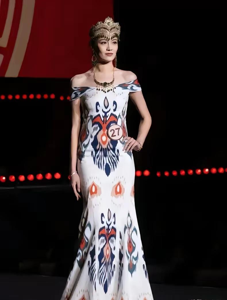 新疆喀什姑娘艾柯莱拿下中国小姐全国总冠军刷屏，一点都不意外。她这场出圈，根本不是
