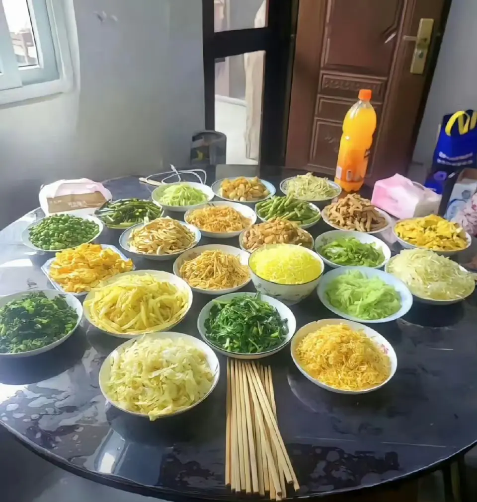 朋友第一次去对象家里，一大桌子菜满满的重视