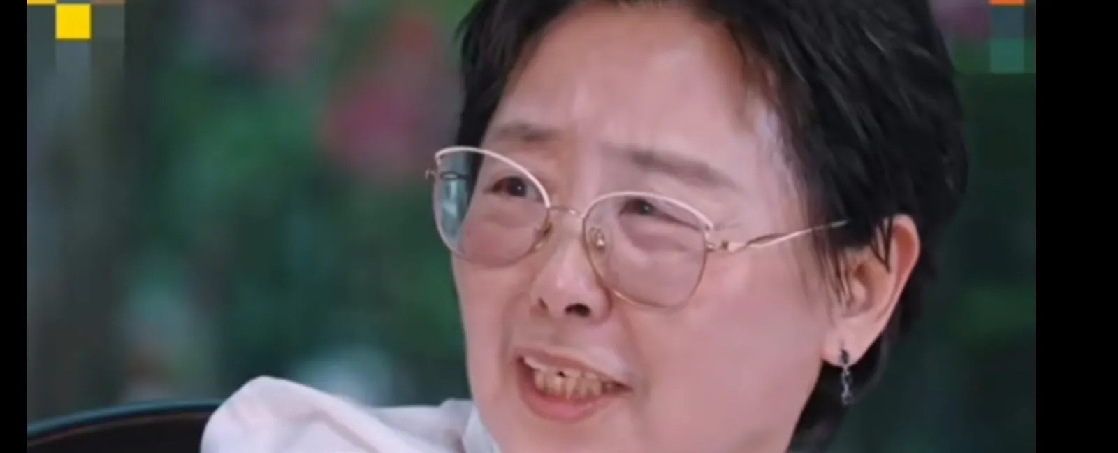 黄圣依，眼含热泪！近日，在综艺中，黄圣依的妈妈，76岁邓传理说了一番话，黄圣依