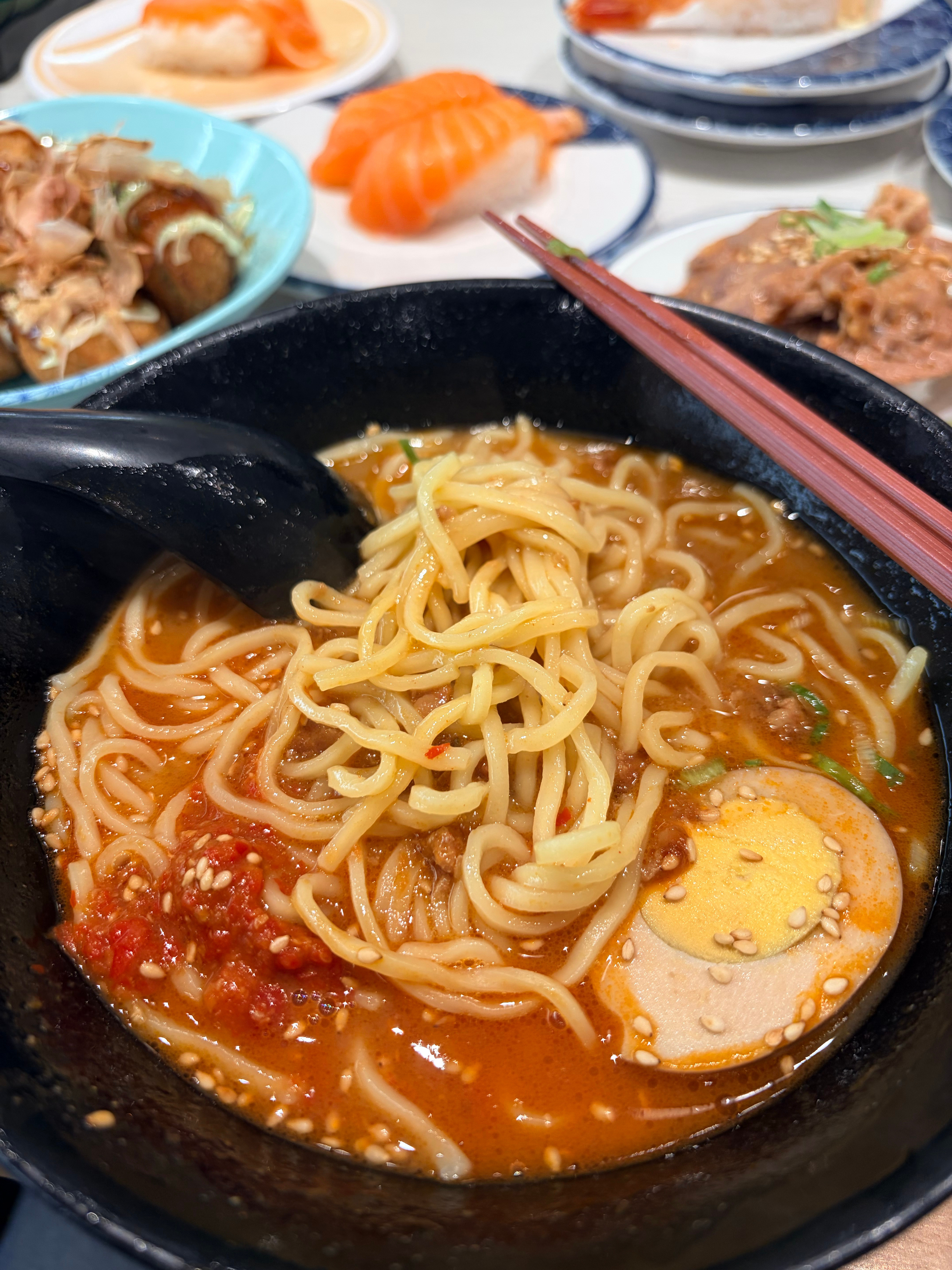 我就这样继续在寿司🍣店里吃拉面🍜​​​