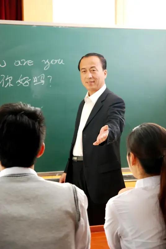 改革教师职称评审制度，10年教龄加耀眼的教学成绩直接晋一级。20年教龄加教学成