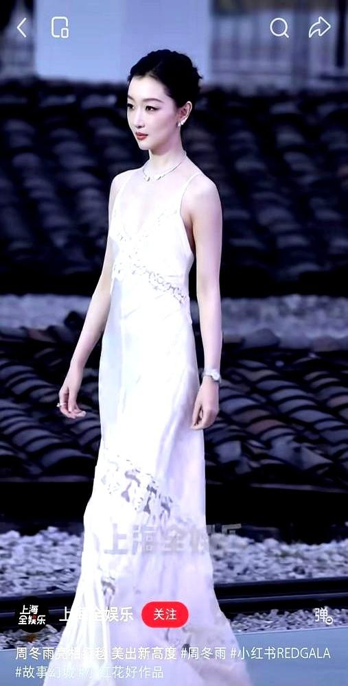 周冬雨这姐，真有点东西。前脚还在巴黎时装周穿着路易威登高定，仙气飘飘。转头回