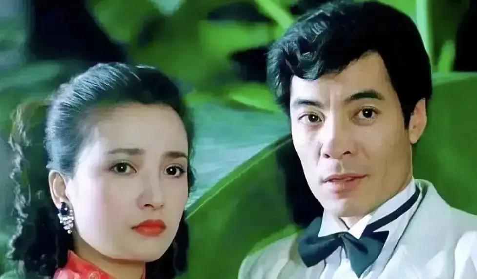 别费劲找“对的人”了。何晴的两段著名感情，早就演完了这个命题的标准答案。第一