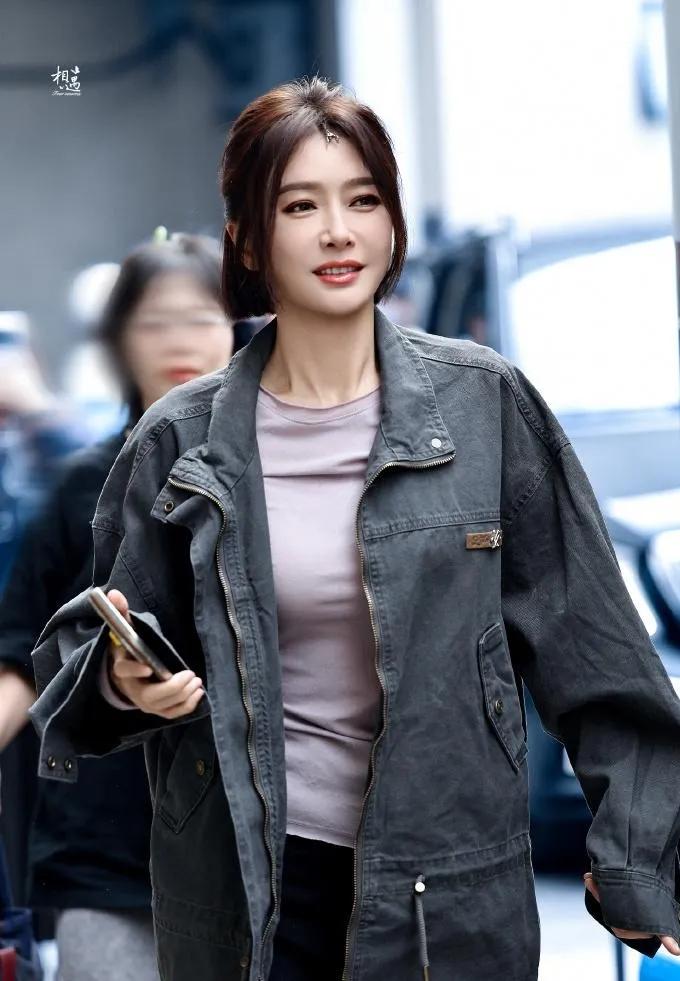 46岁秦岚剪短发后直接逆生长！秦岚这短发造型也太减龄了吧！一身休闲风穿搭，