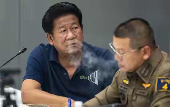 泰国前议员当众枪杀府级高官，被捕后警局抽烟开记者会，举国震怒！8月10日上午11