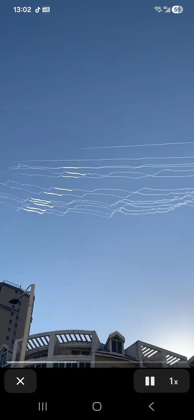 瞧瞧福州网友拍的，属实太震撼了，这烟拉的太密了，赶上织毛衣了，看来，东哥这次是朝