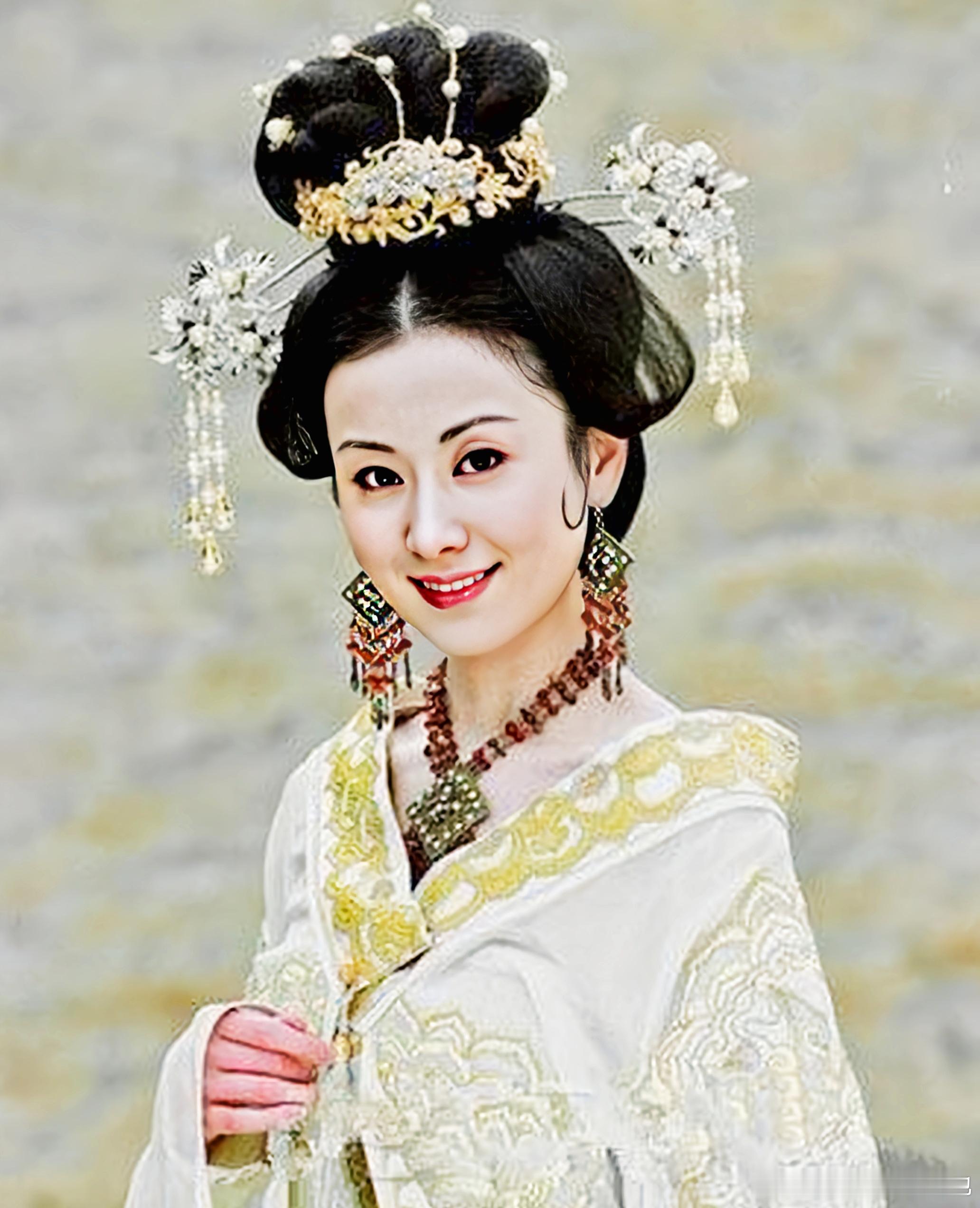 历史北齐皇后穆黄花，本是来历模糊的私生女。其生母轻霄身为婢女，与人私通生下了她