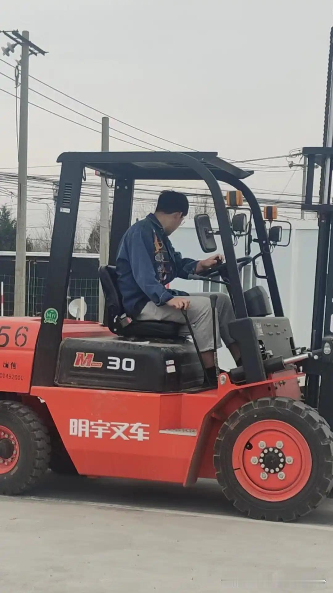 “违法成本太低了！”吉林长春，一男子酒后开无号牌叉车，把一72岁老太撞成重伤2级