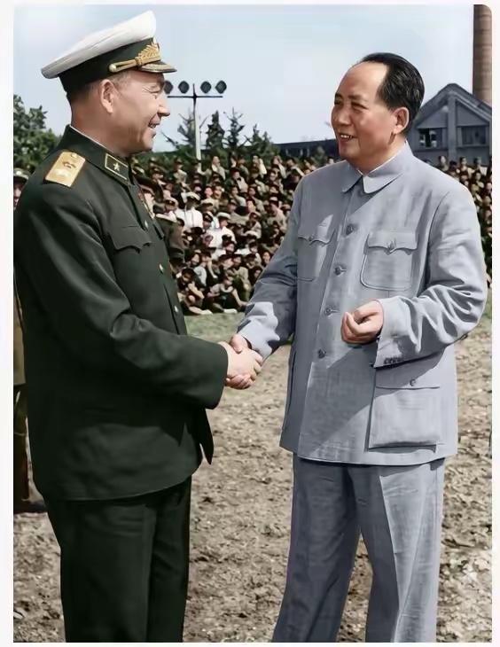 五十年代，毛泽东主席接见萧劲光，两人亲切握手交谈。1949年4月23日，中国