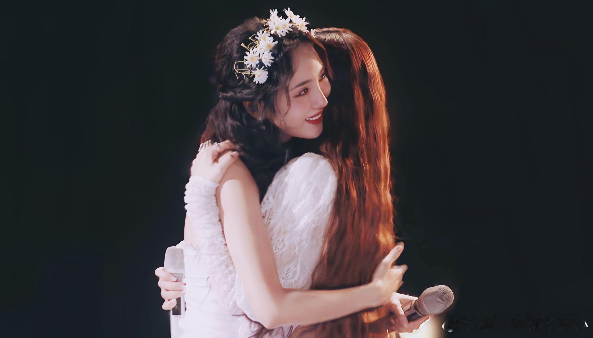 美女贴贴太好嗑！Jessica零点晒合照祝王紫璇生日快乐，四年坚守的友情超戳心