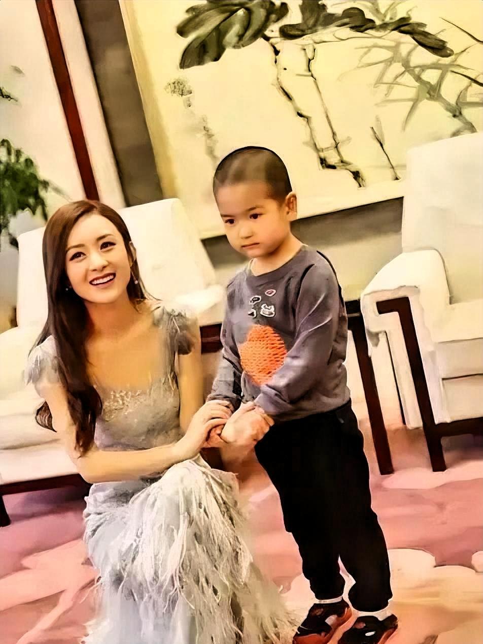 刚刷到赵丽颖儿子想想的账号7岁，225万粉丝一条背影视频点赞破50万