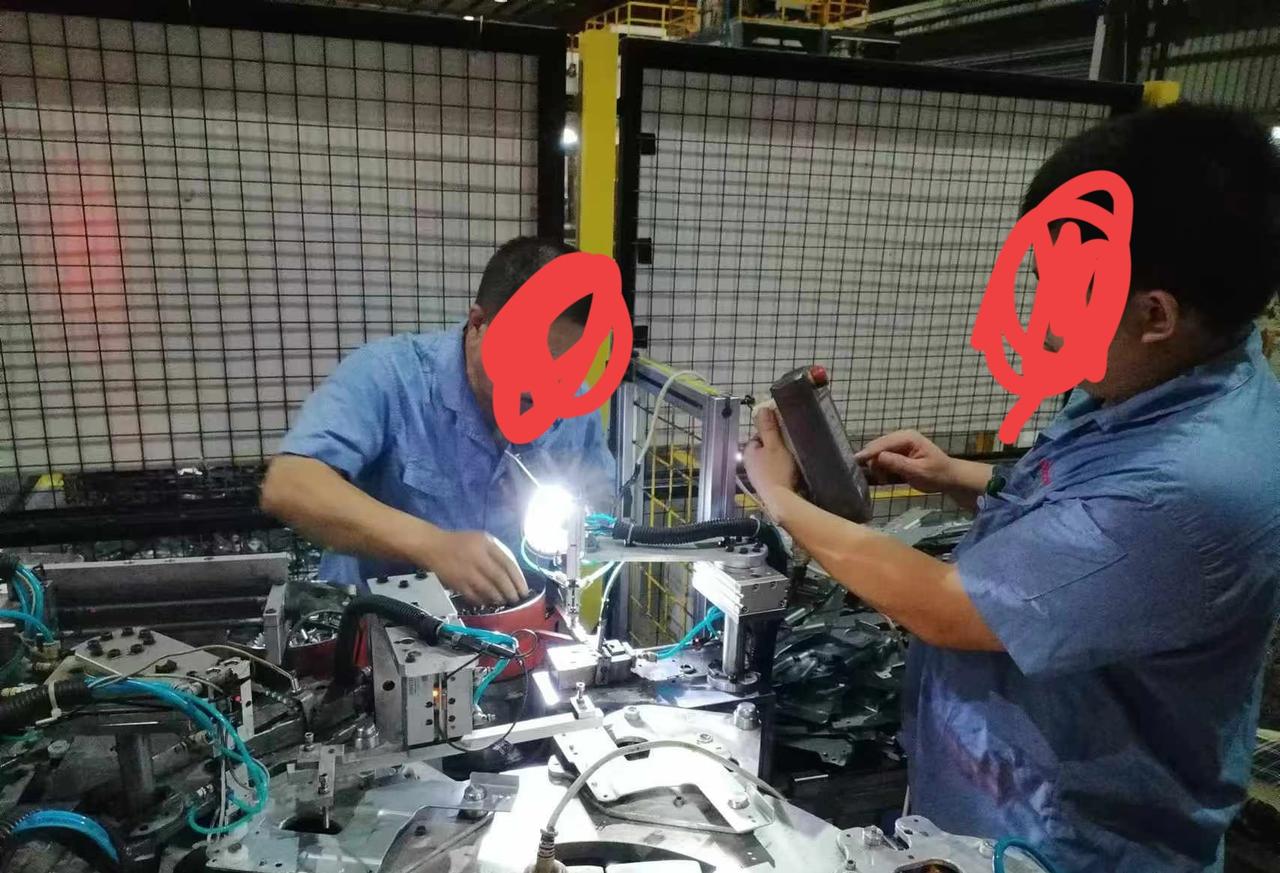 同行在网上找了一个设备维修岗位，所有一切面试非常的顺利，工资待遇也让同行非常的滿