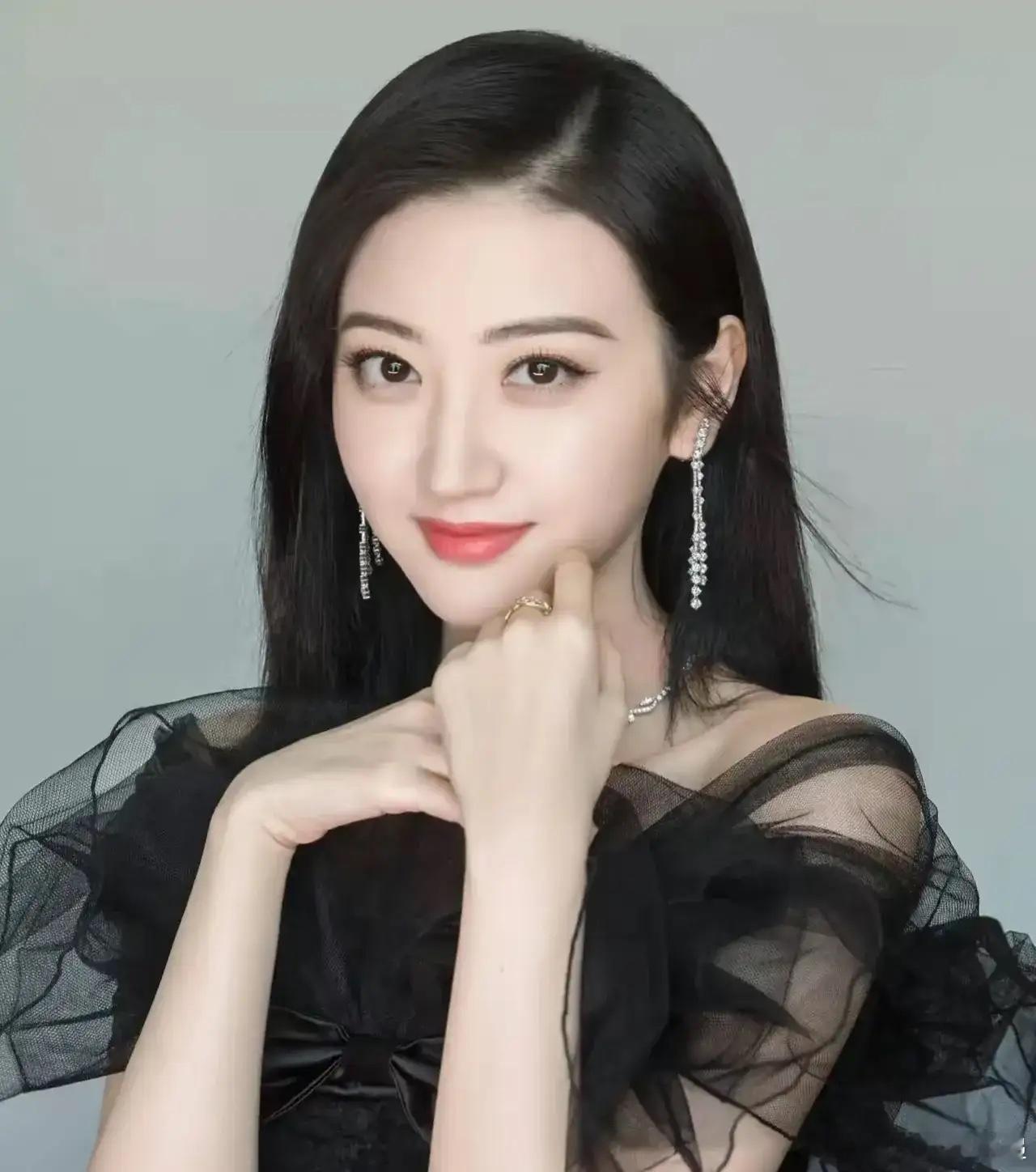 主持人问景甜:“景甜是你的艺名吗？”景甜摇头:“不是，景甜是我的真名。”主持人问