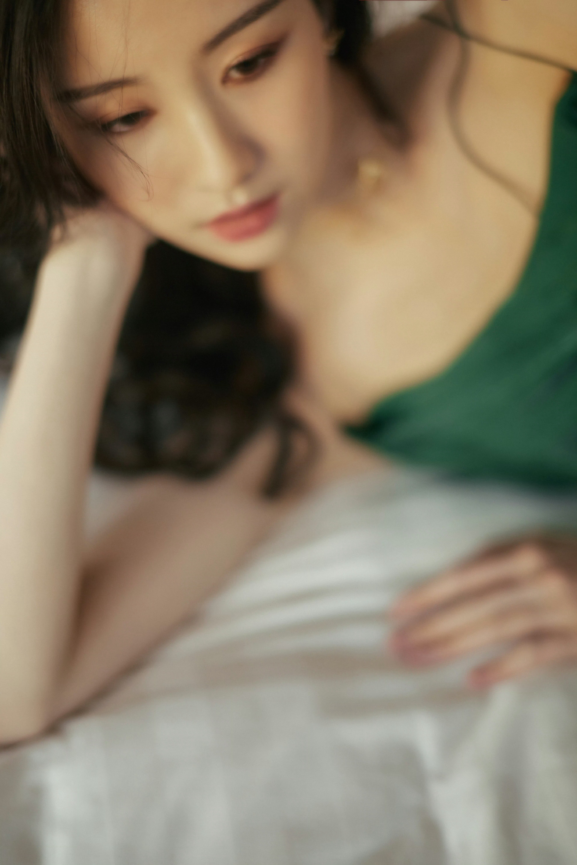 陈都灵绿色吊带裙，遇见秋日的穿搭色彩​​​